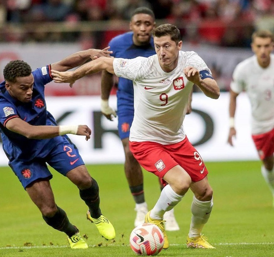 0-2！荷兰太狠了，波兰主场惨败，莱万沦为C罗式饼锋，全场0射门