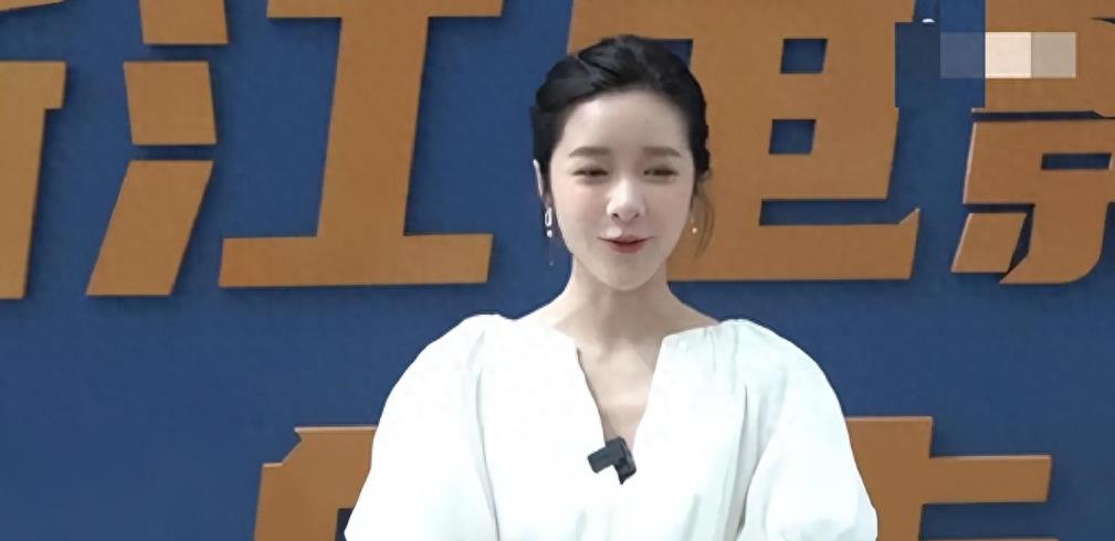 显摆、不穿、还露背,这些女明星服饰真的很宽松吗?