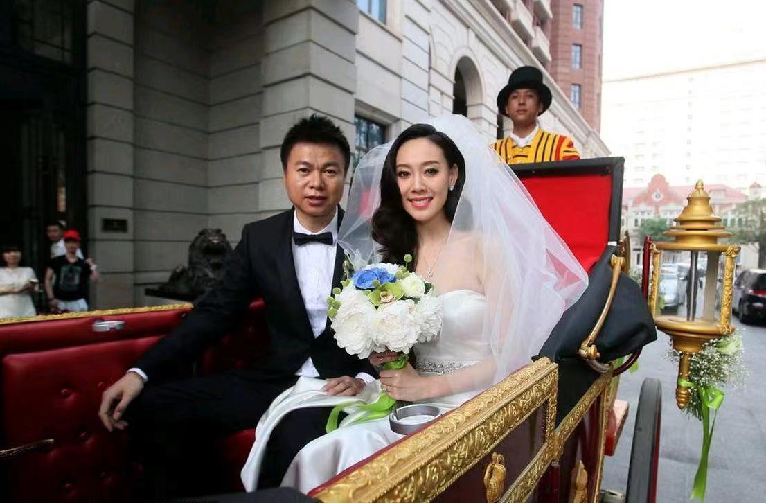 他是足坛“玻璃美人”，与前妻遗憾分开，后娶小13岁演员再获幸福