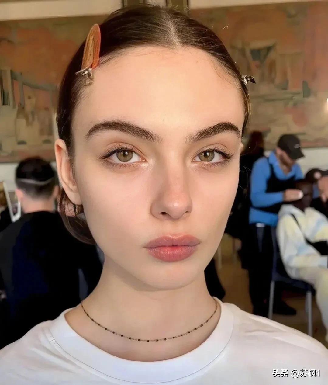 在我没有告诉你她爸妈是谁之前，你觉的她这张街拍美不美？