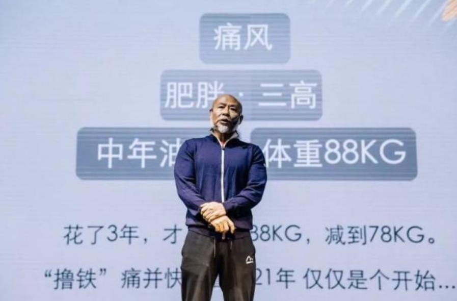 67岁大爷健身24年，娶小13岁美女娇妻，夫妻美满幸福、让人羡慕