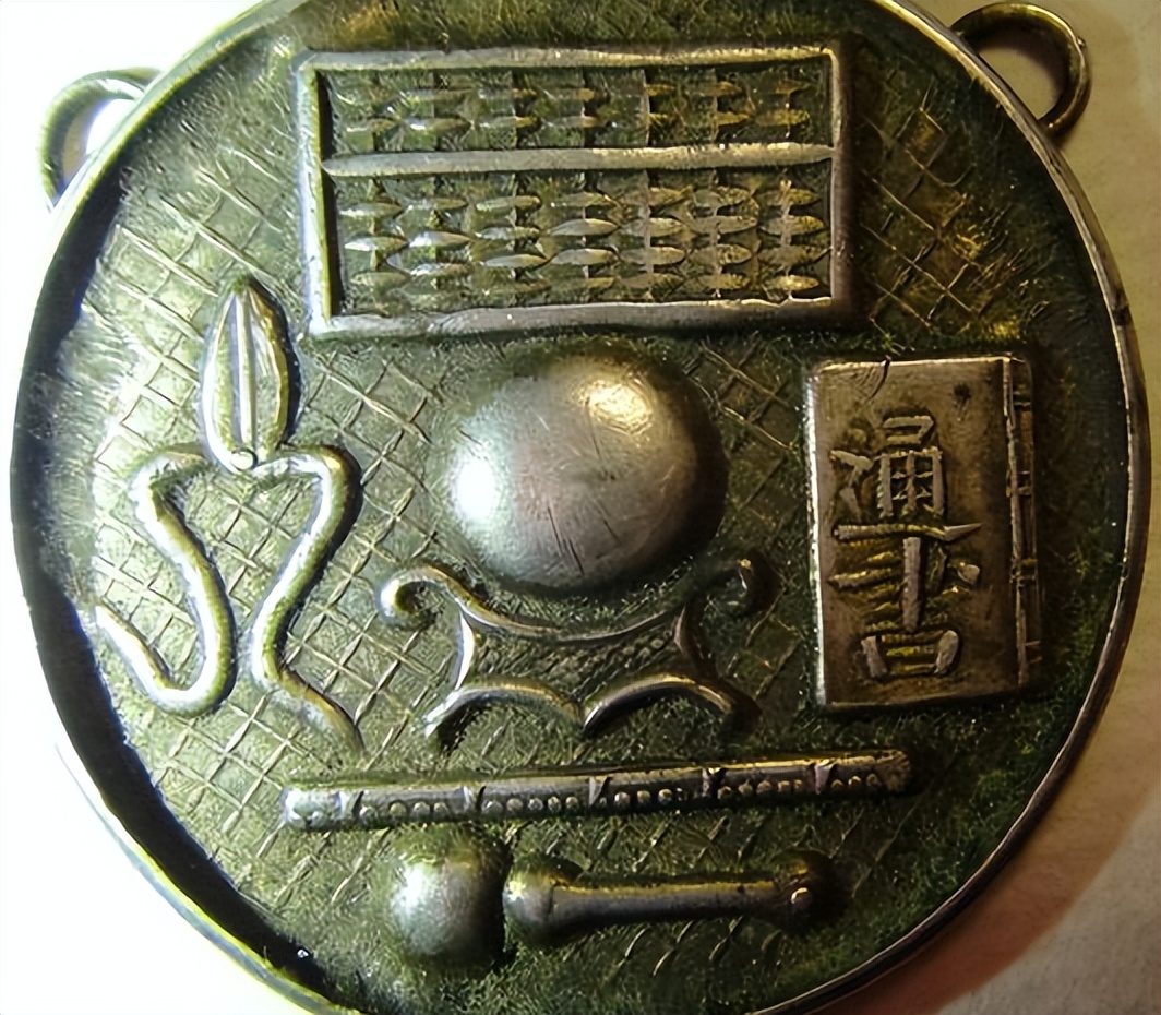 西安女子报团观光九寨沟，回到家之后发现，包里有个“百眼筛”