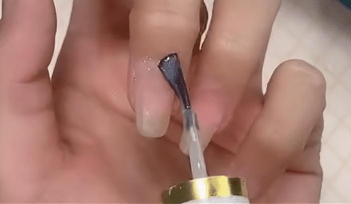 在家自己做的简单美甲款式教程,在家自己做美甲款式简单的教程