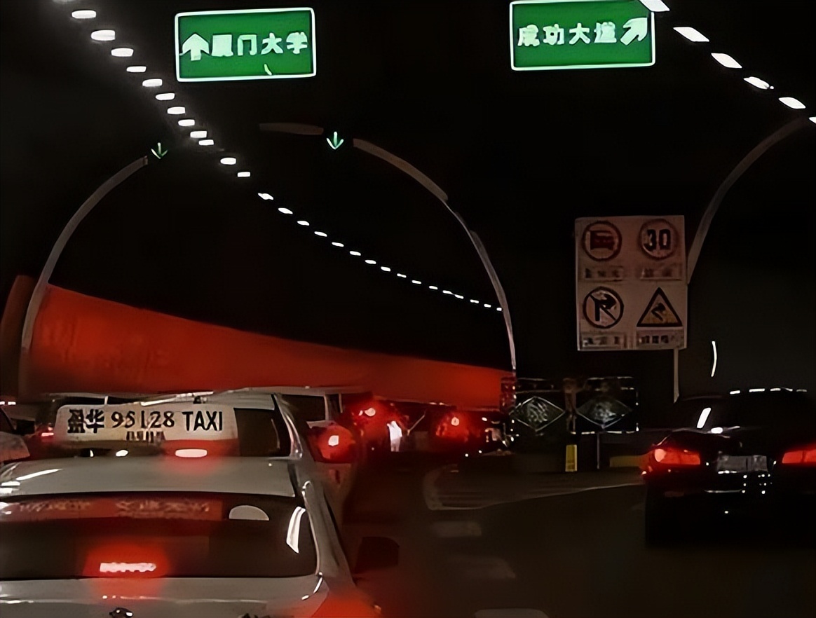 学生拍的大学囧照,大学生拍下母校囧照