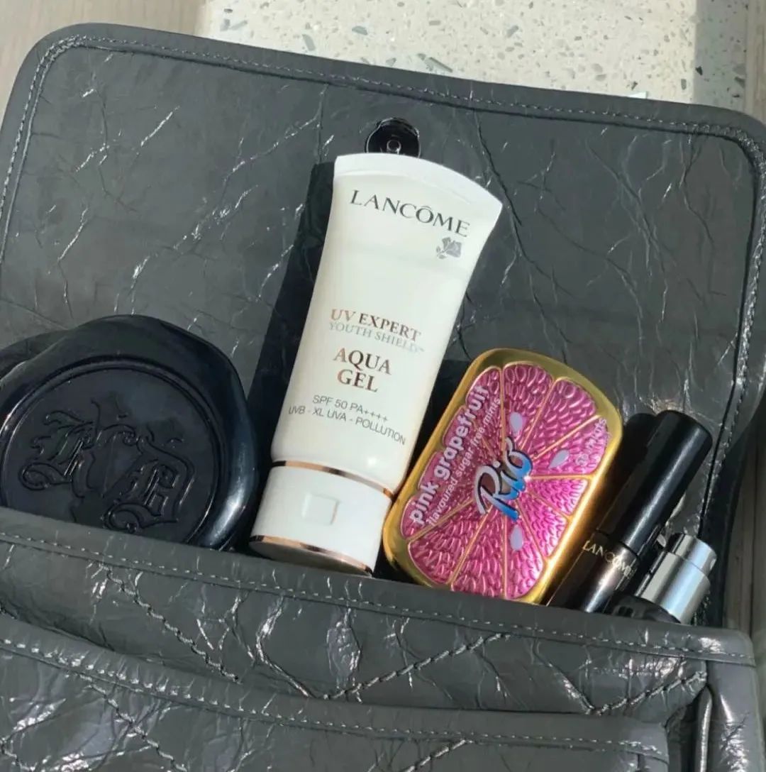 男t恤搭牛仔裤加皮带有哪些穿法,t恤配裤子的时髦穿法