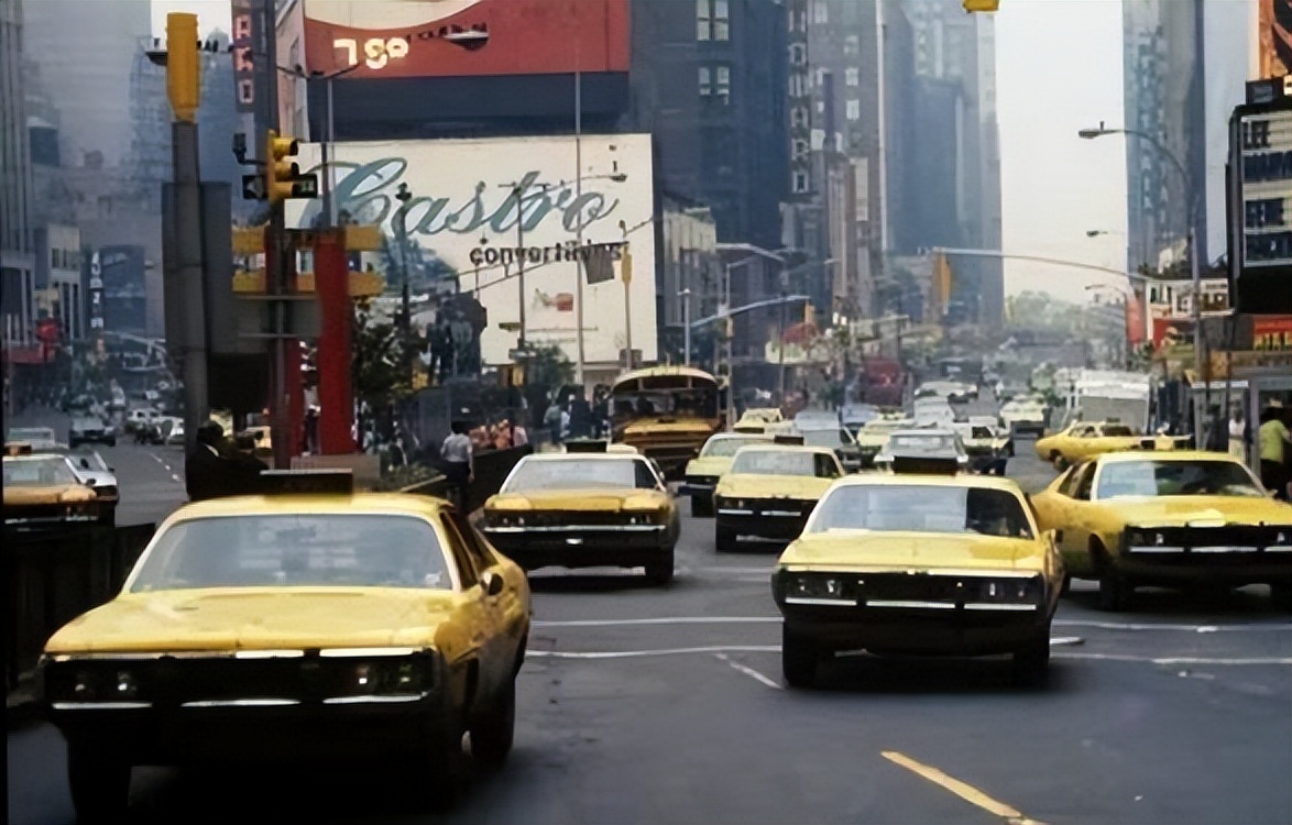 00年武汉设计院院长非要移民美国，沦落到捡垃圾，结果惨死地下室