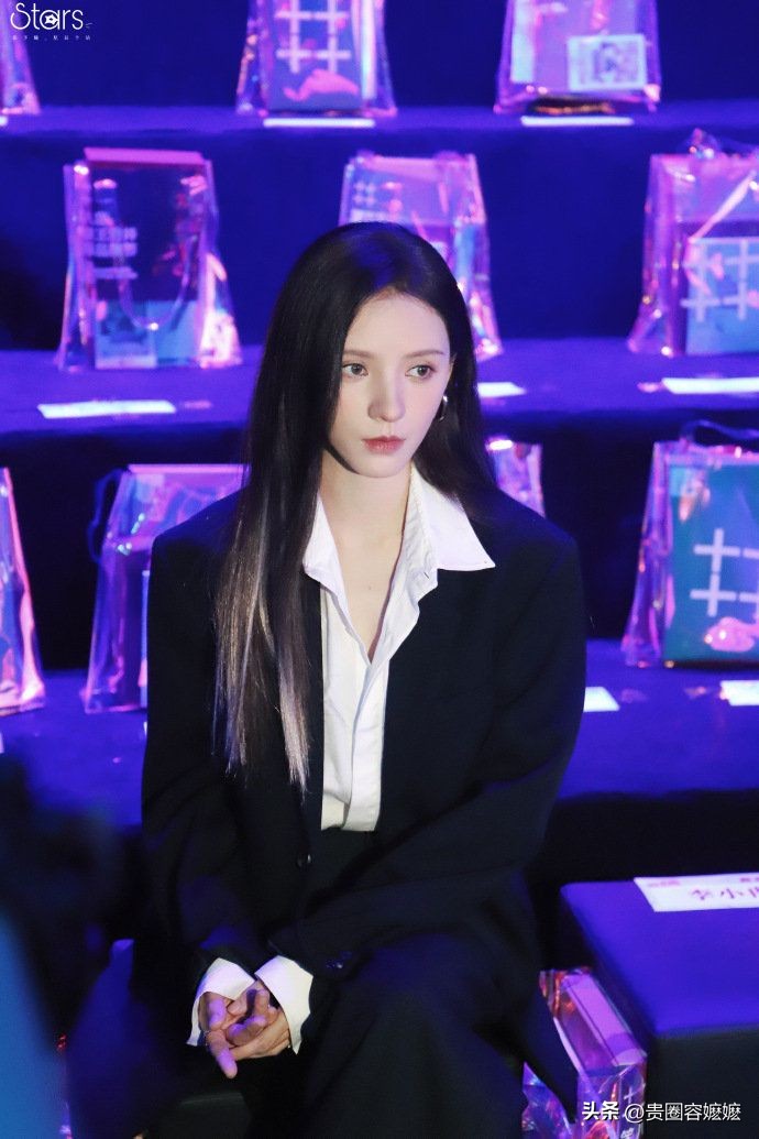 张予曦黑色包臀裙加西装,张予曦职业西装