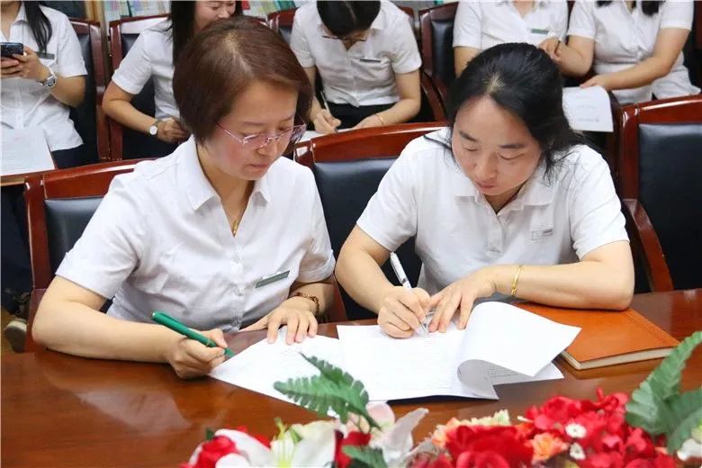 师徒结对传帮带薪火相传铸辉煌,小学青蓝工程结对通知