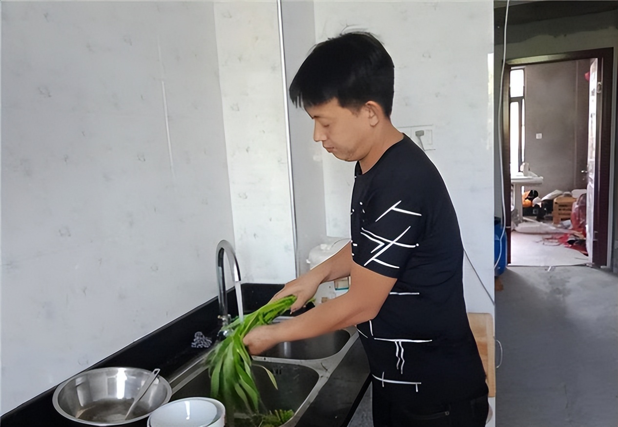 当年校花被丈夫养胖三百多斤,结婚3年校花被丈夫喂胖到332斤