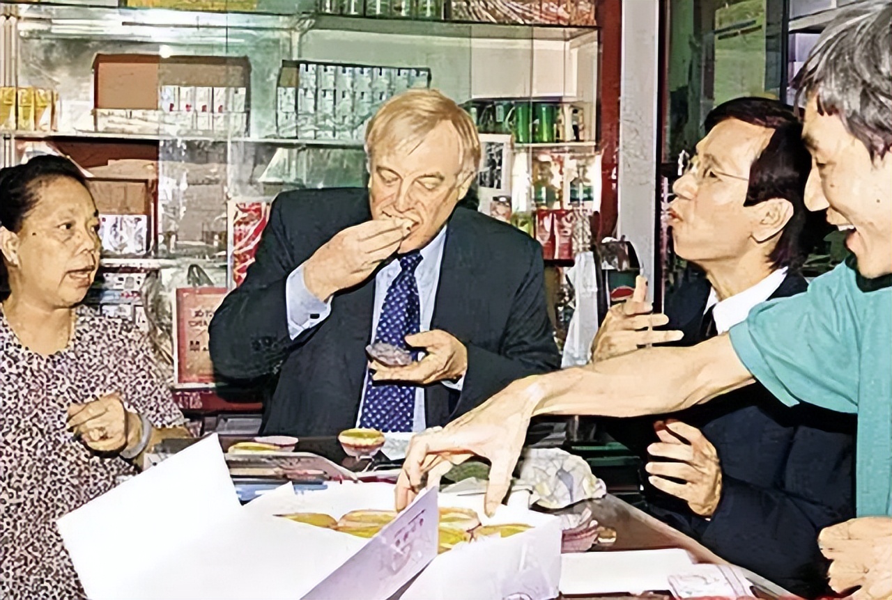 1997年香港回归场景：彭定康仰天含泪，“港督”女儿哭得难以自拔