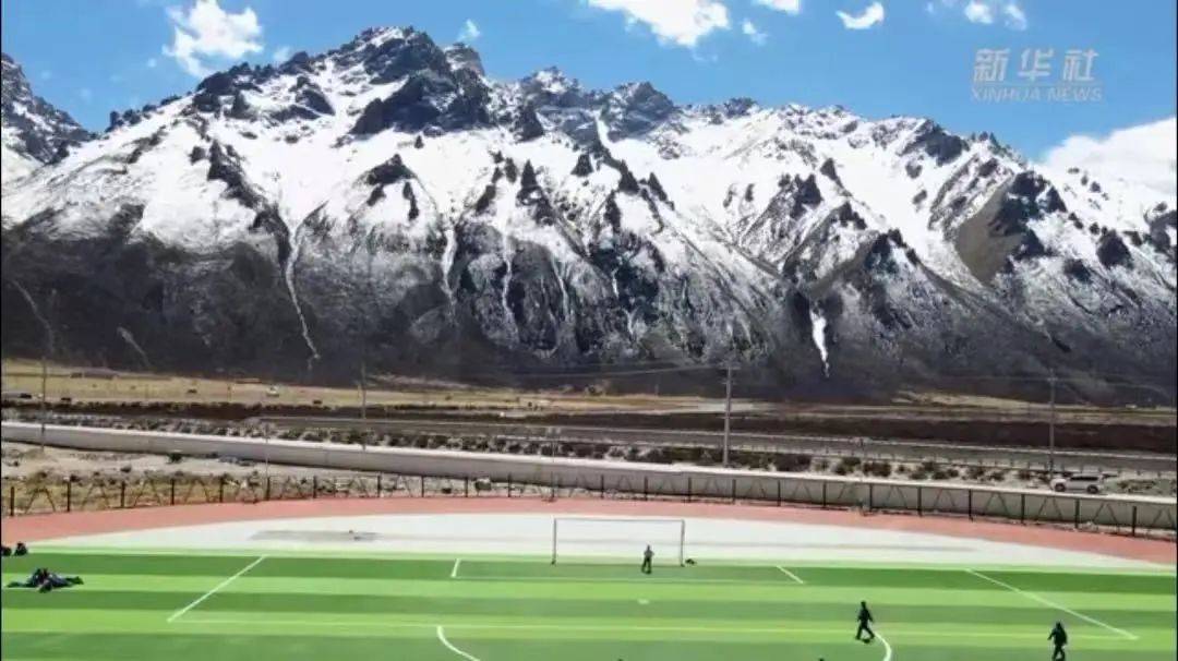 雪山下的梦幻球场爆红网络！*藏西**的这个小城，值得被所有人看到