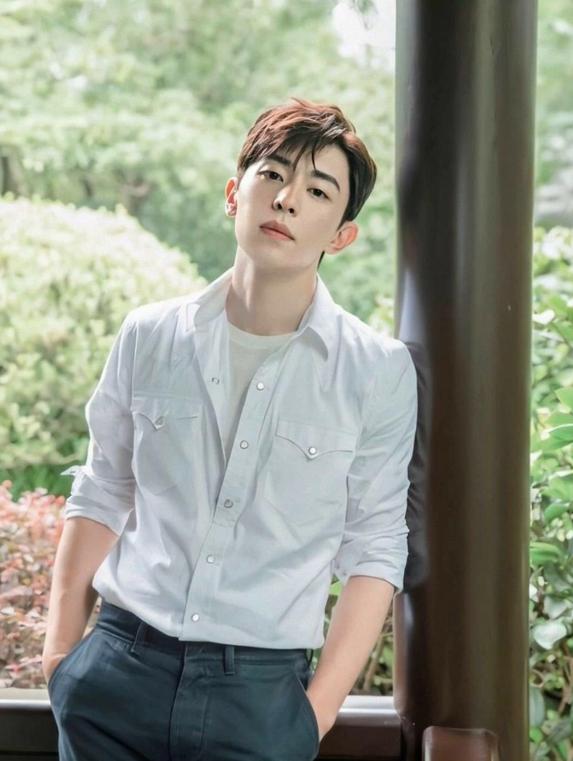 23年前除夕夜,歌手谢津从23楼一跃而下,留下母亲和韦唯的眼泪