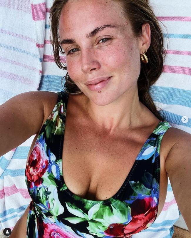 镇队之宝！红魔中卫爱妻泳装照，网友：这是曼联目前唯一的好东西