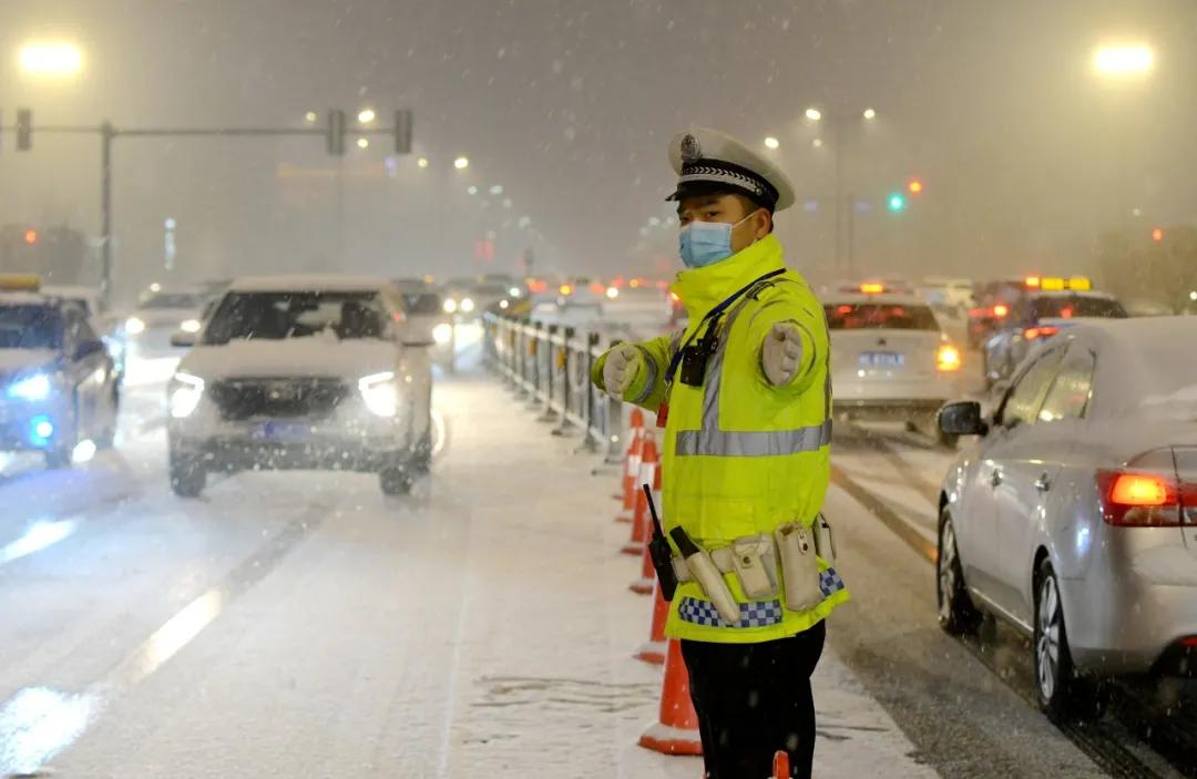 商州公安守护万家平安,守护万家团圆中秋节警察
