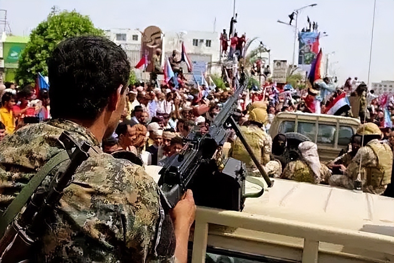 舞女曝光与卡扎菲三儿子情史：睡在一张床只接吻，其它什么也不做