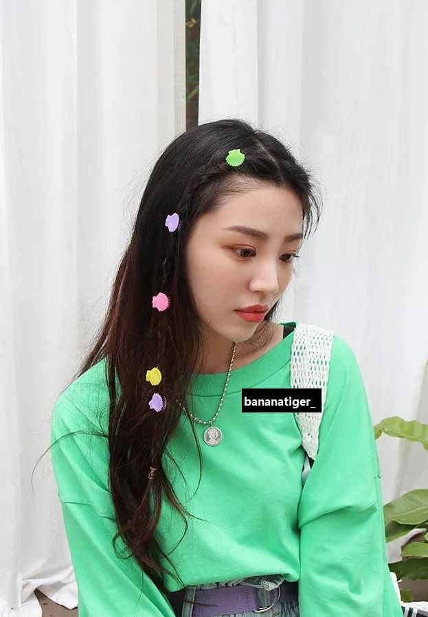 儿童用泫雅风彩色发夹怎么扎好看 (泫雅一字夹发夹佩戴方法)