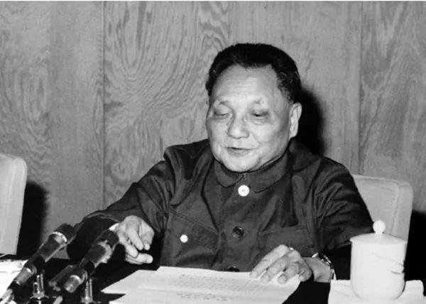 1977年北京一场足球赛，有观众发现主席台有情况：那不是*小平邓**吗