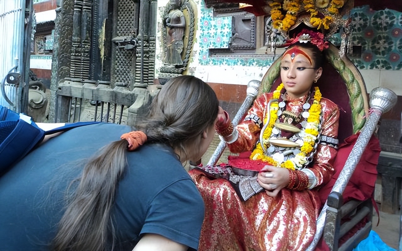 最神秘的尼泊尔女神,尼泊尔神女国王为她下跪的样子