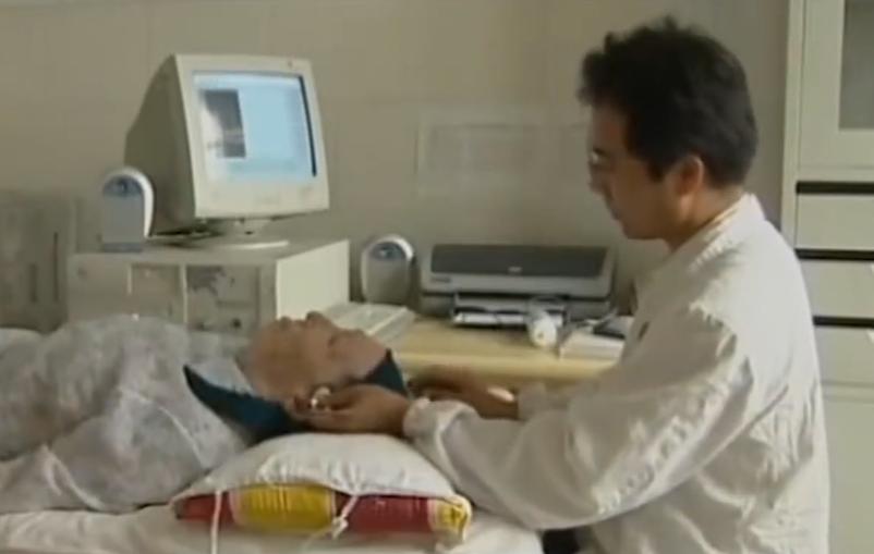 故事:江苏70岁老人头疼欲裂,检查时发现颅内有*弹子**,吓坏在场医生