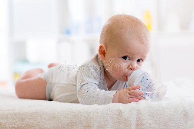 奶粉喂养宝宝怎么正确喝水,婴儿不喝水可以把奶粉调稀一点吗