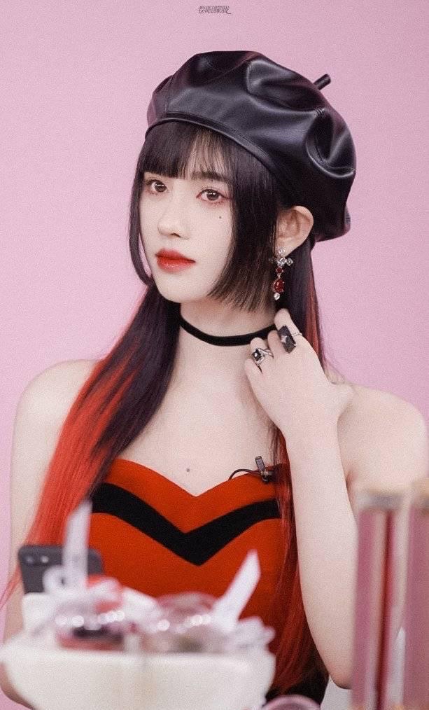 鞠婧祎头发扎起来的照片,鞠婧祎把头发染黑了吗