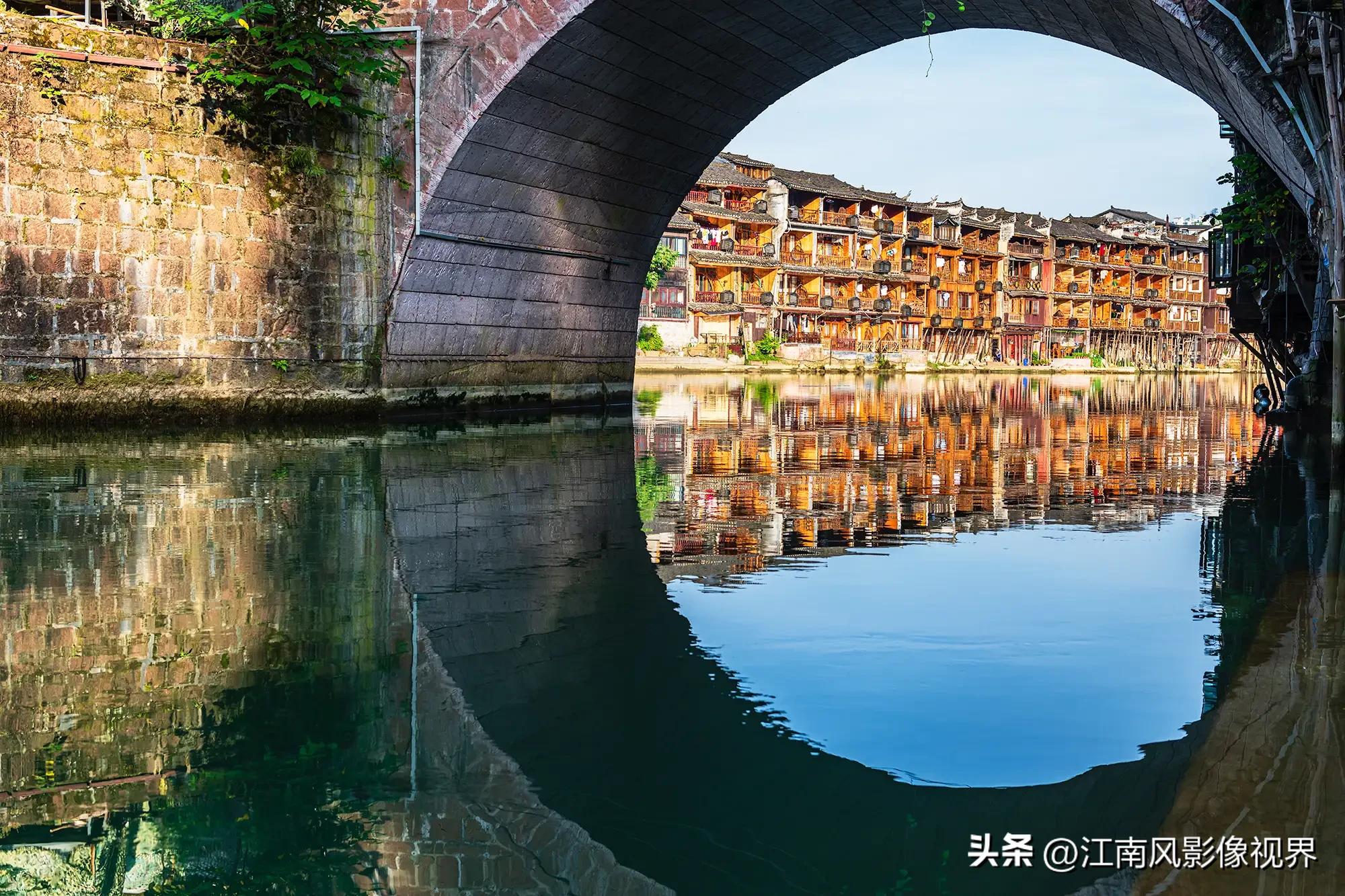 沈从文的凤凰古城之美,沈从文笔下的边城古镇