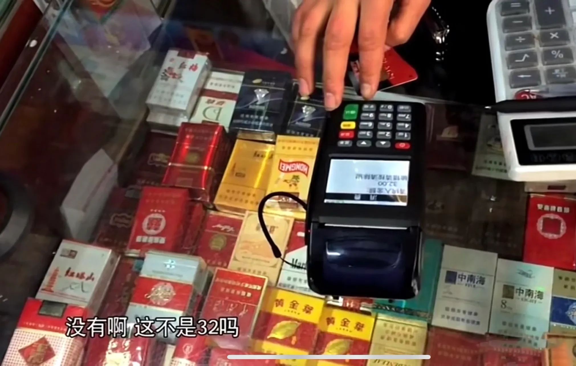 一名男子上超市买了一瓶饮料,男子到超市买酒