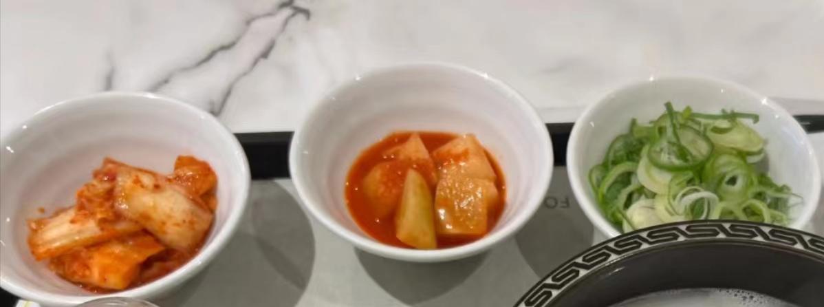 百元大韩泡饭看傻中国游客吐槽天价却遭媚韩华人*攻围**：不准贬韩