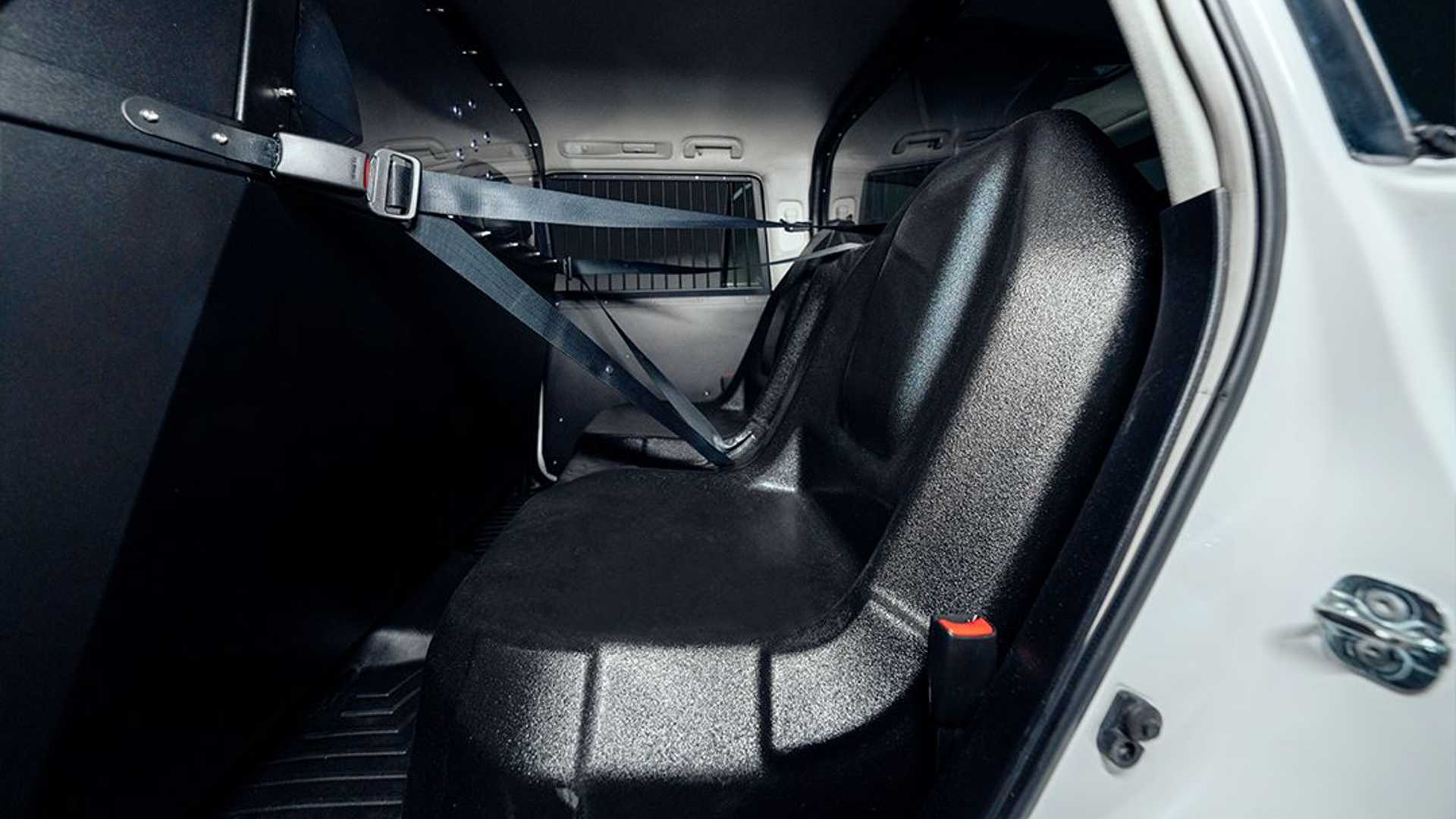 迪拜警察开巡逻车,迪拜日产途乐警车