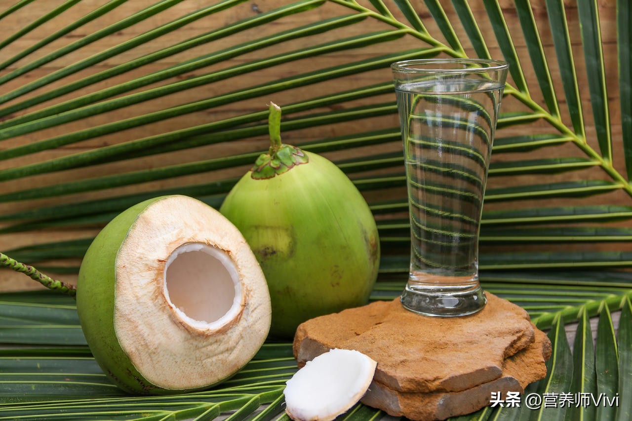 喝了变质的椰子水立马去医院,喝椰子进急诊原视频