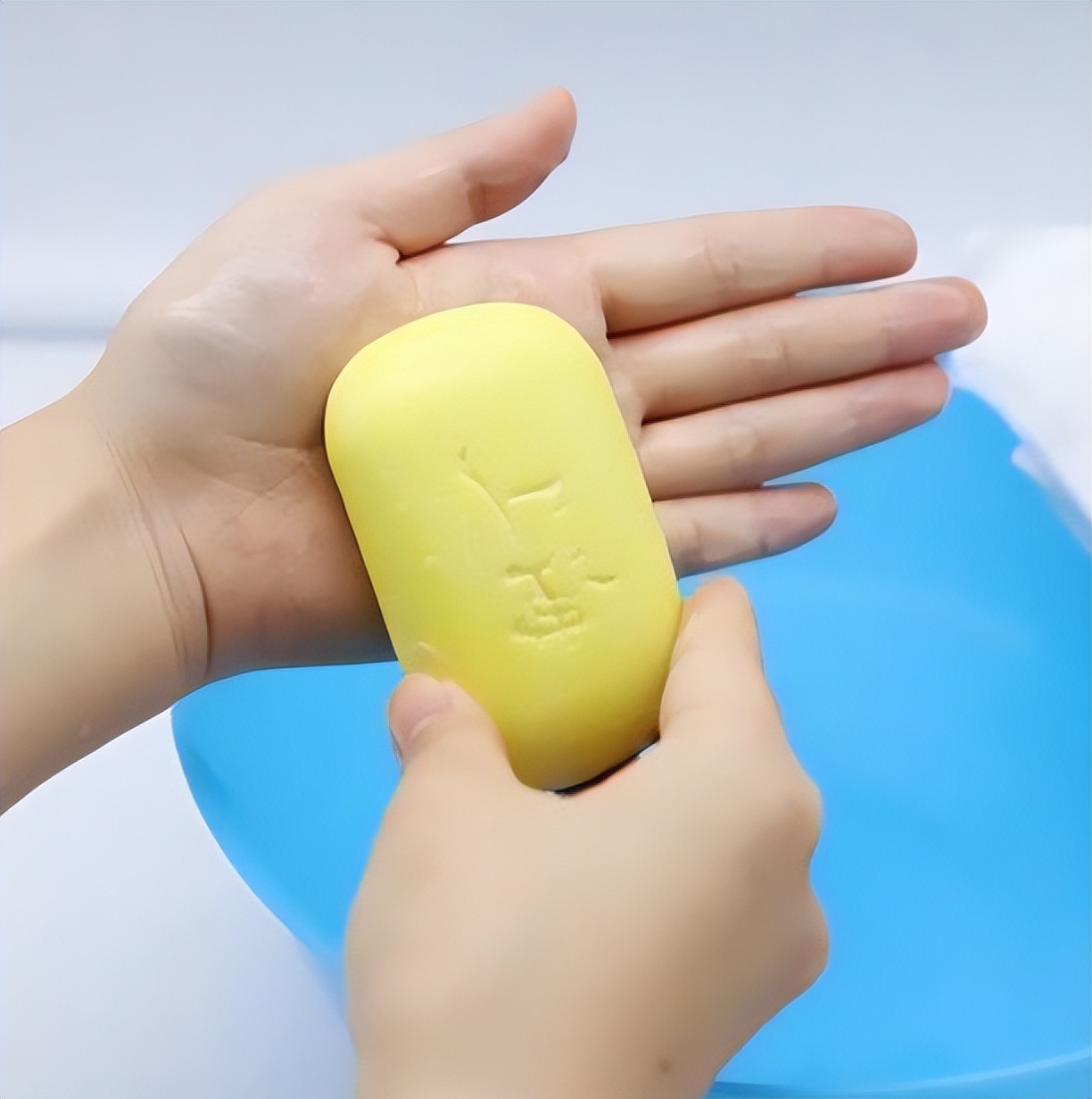 医生检查阴虱的镊子和刀片,男子发现阴虱