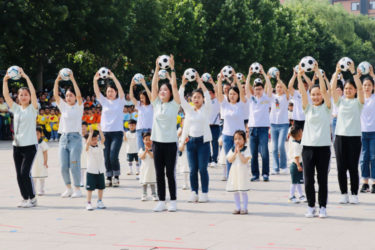 幼儿园亲子运动会主题大手牵小手,小手拉大手运动会