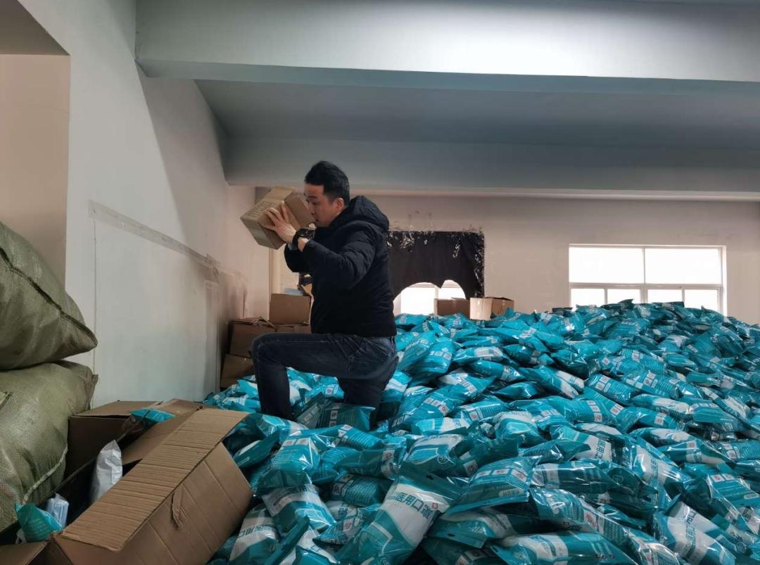 为了找证据，他从国外买水果做实验……