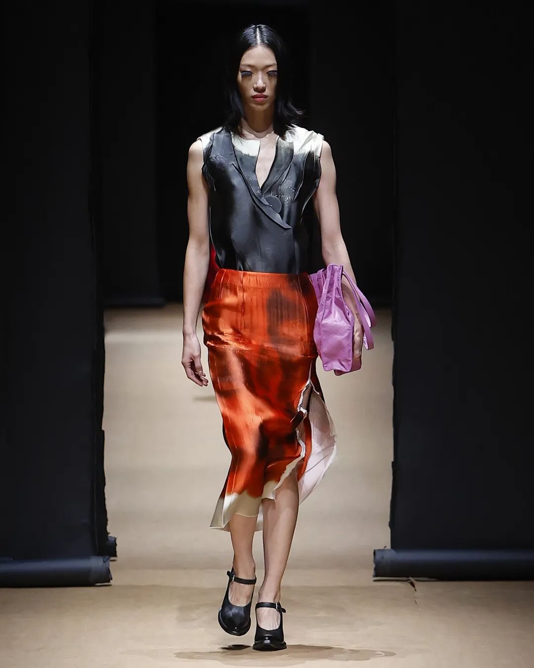 在Prada的戏梦中，以对立之境现原生之美