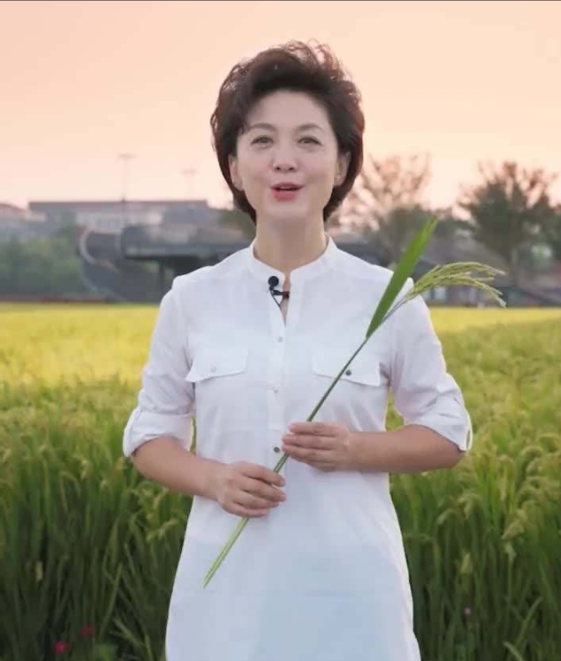 央视主持人海霞经历及婚姻家庭,海霞嫁清华教授恩爱23年视频播放