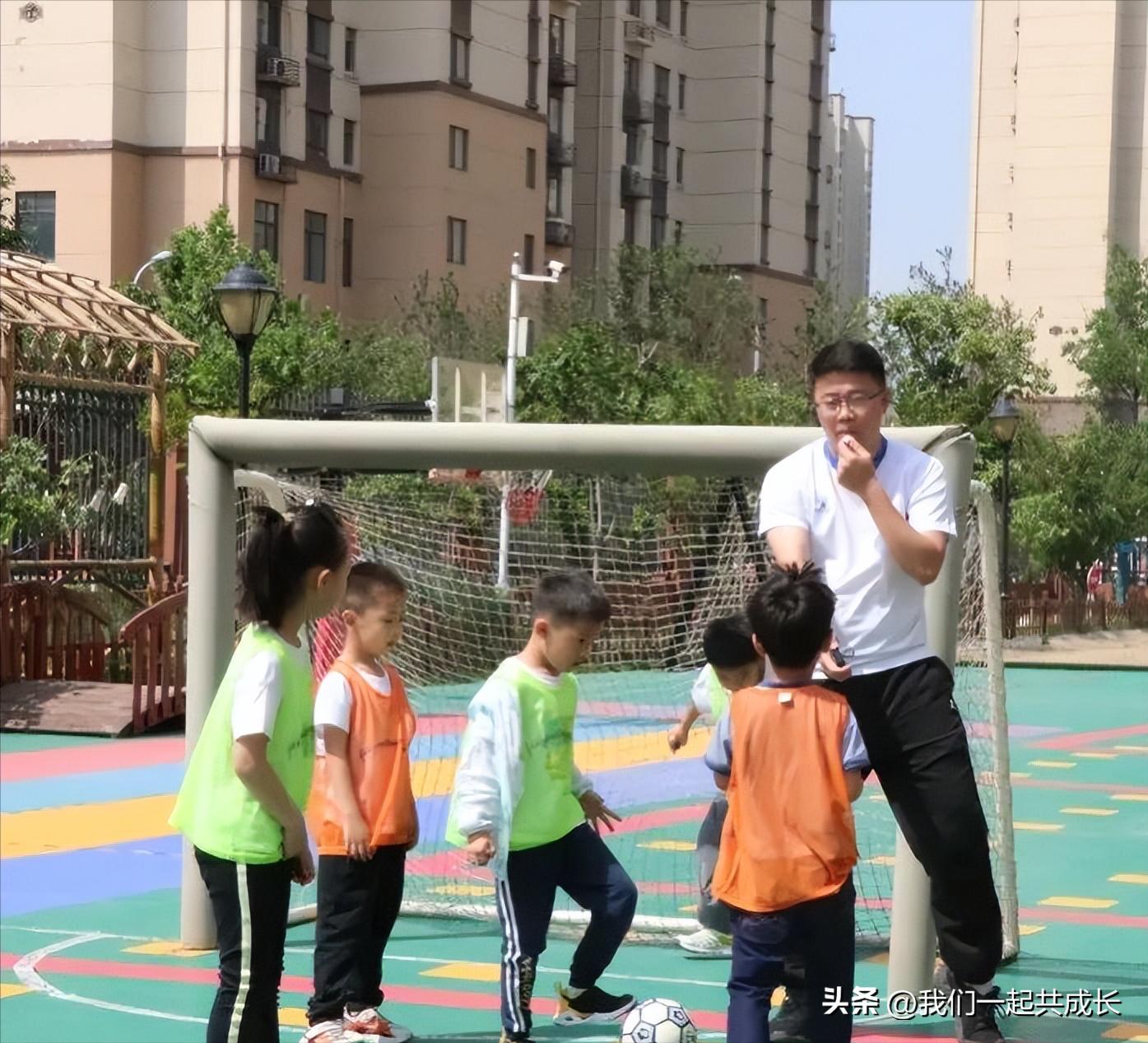 幼儿园足球友谊赛,幼儿园足球友谊赛家长齐上阵