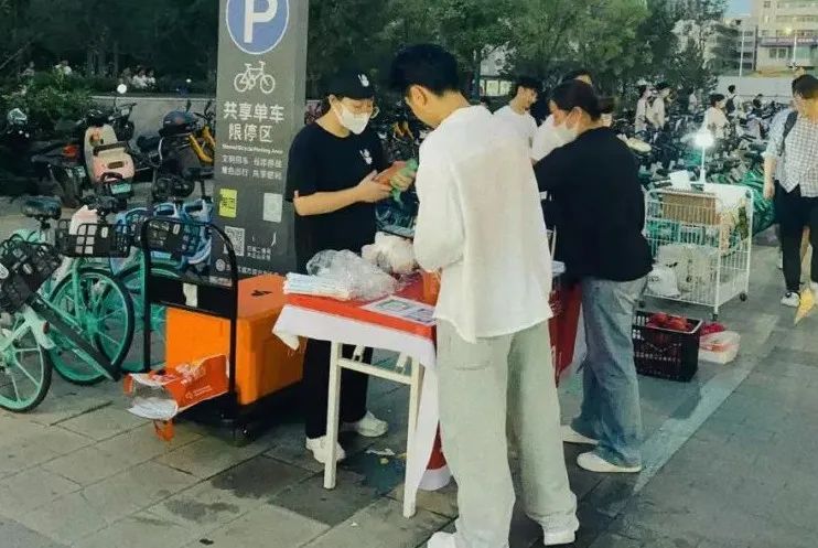 蜜雪冰城和海底捞哪个赚得多,海底捞和蜜雪冰城