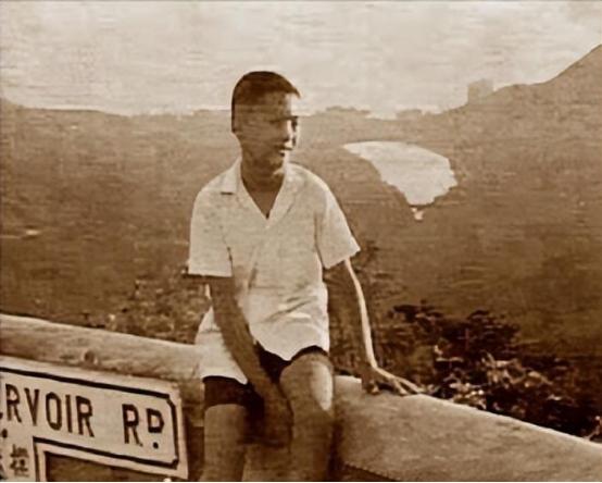 周润发：“香港之子”跌落神坛，晚节不保，完美人设竟然都是伪装