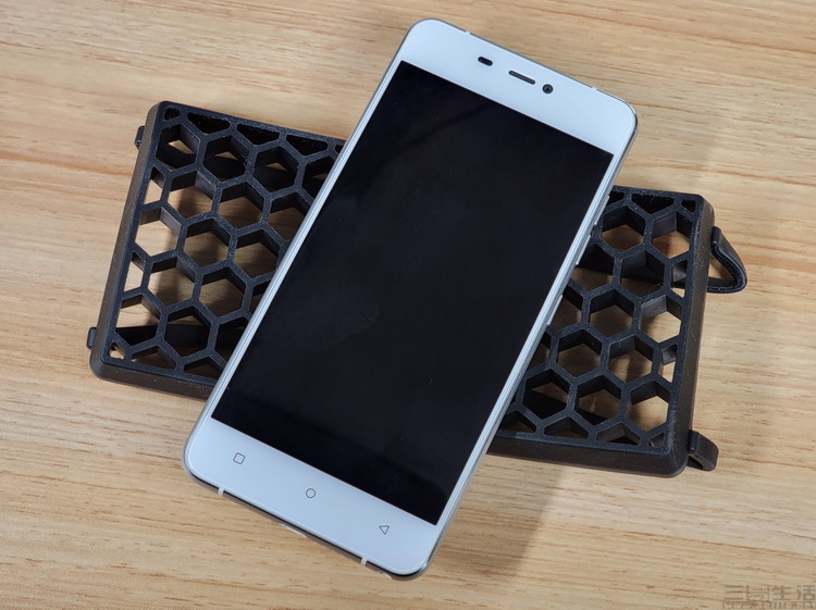 我们测了6台五年前的手机，发现了一些规律