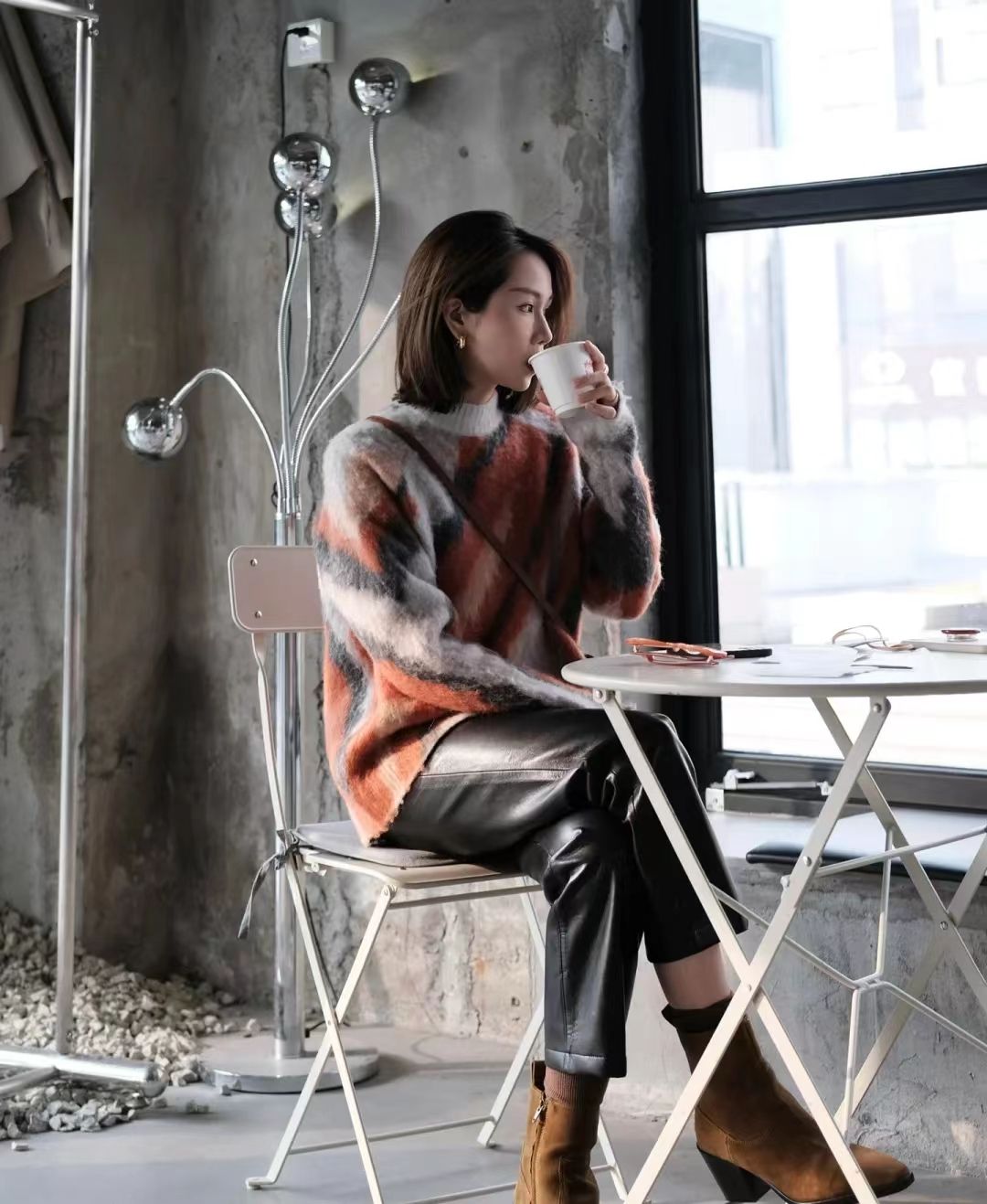 哈伦皮裤搭配羽绒服好看吗,皮裤穿搭冬季配羽绒服