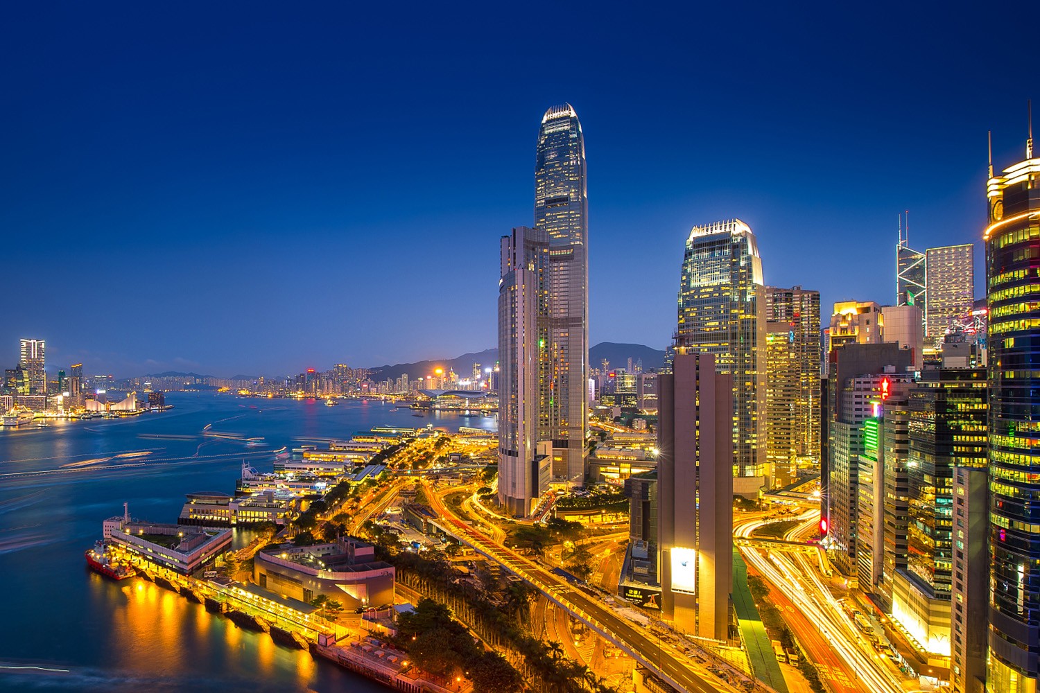 大陆人买香港保险的利与弊,什么样的人适合买香港保险