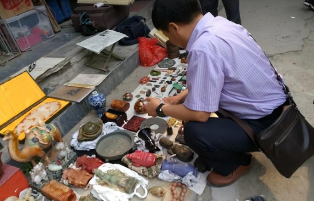 男子地摊卖书最后拍出天价,男子地摊花1万元买了一本古书