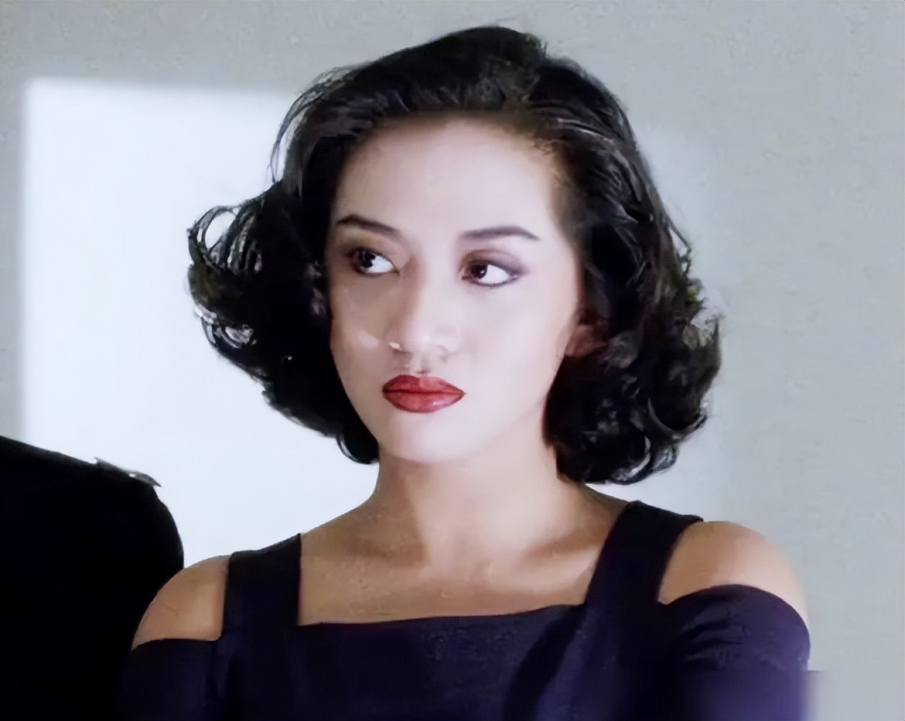 21年“港独”何韵诗被捕：大发“乱港财”，出书定价110元港币