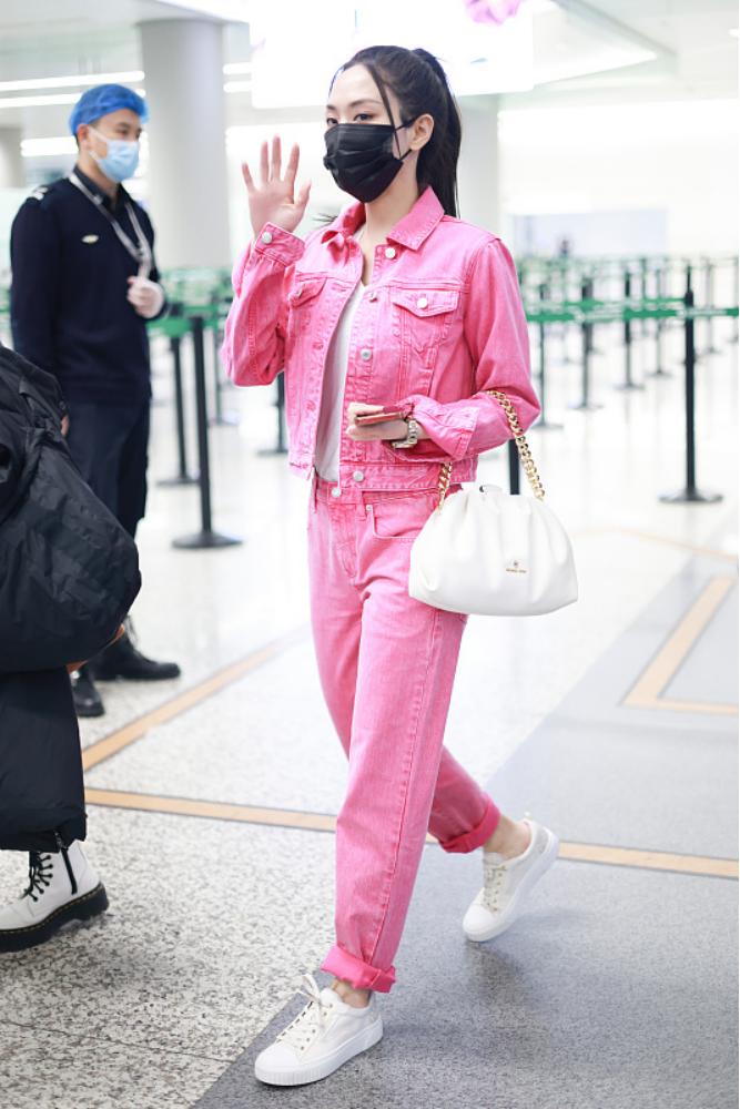 王霏霏黑西装齐刘海,王霏霏机场粉色包包