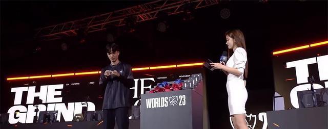 “绝世神级裁判！LC*粉K**丝集结，重燃热血！”