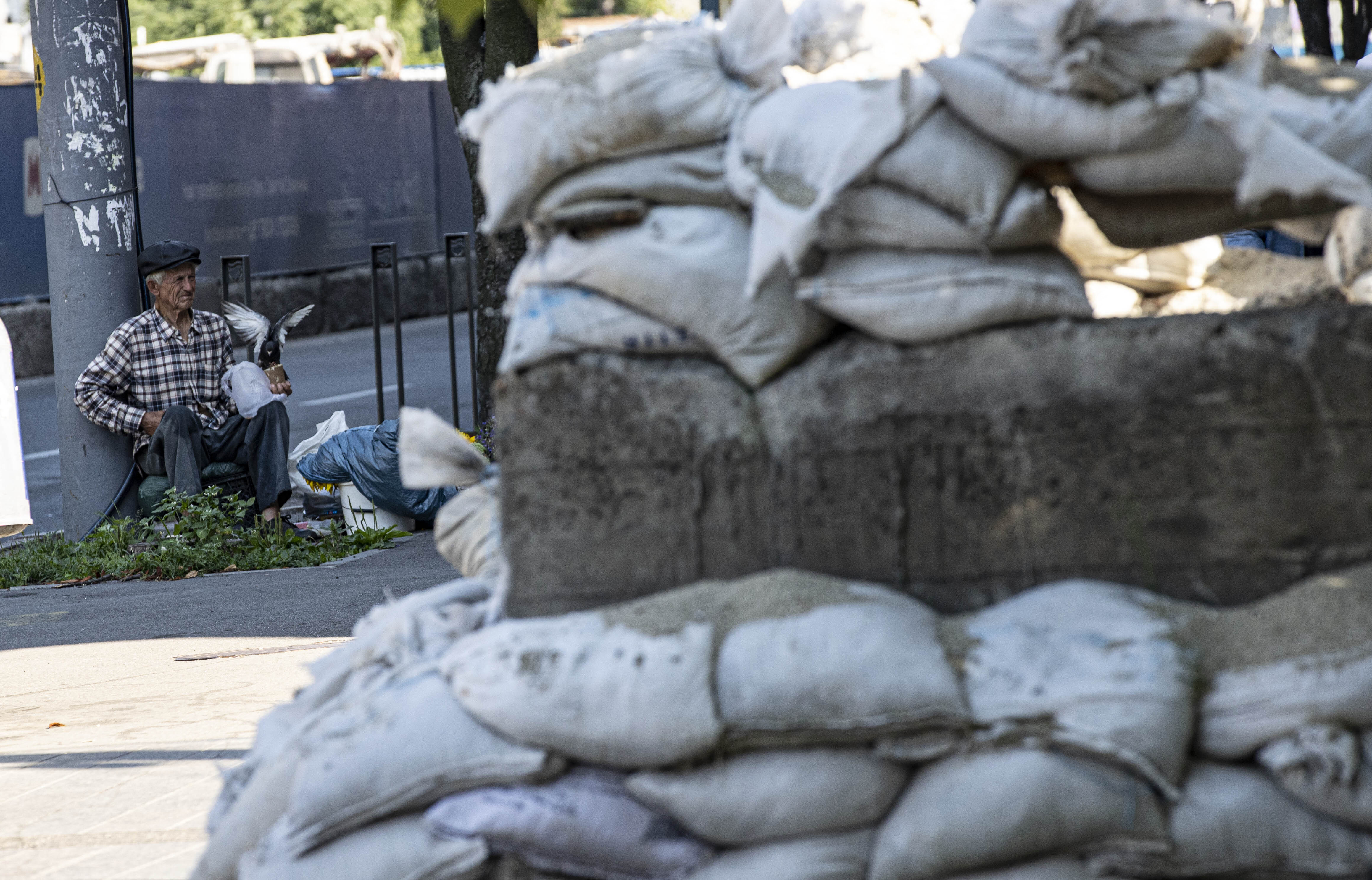 四百万乌克兰人返乡，有人冒着风险装修新家，有人抓紧结婚，只因“人生只有一次”