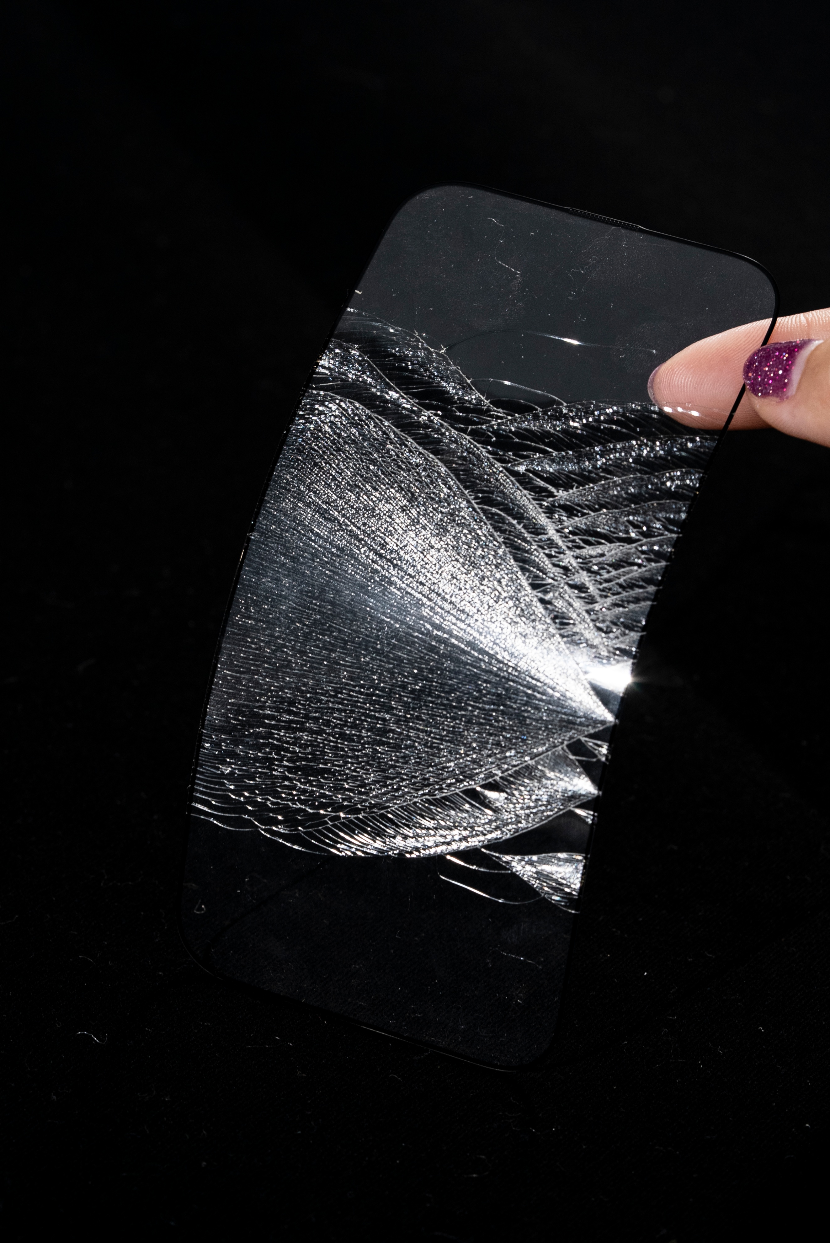 手机应该贴怎样的钢化膜比较好,手机贴钢化膜哪一种好一些