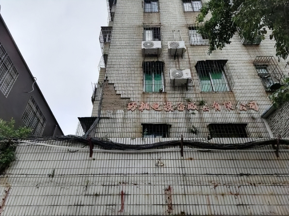 小区外墙瓷砖脱落砸到车怎么处理,外墙瓷砖300x600会脱落吗