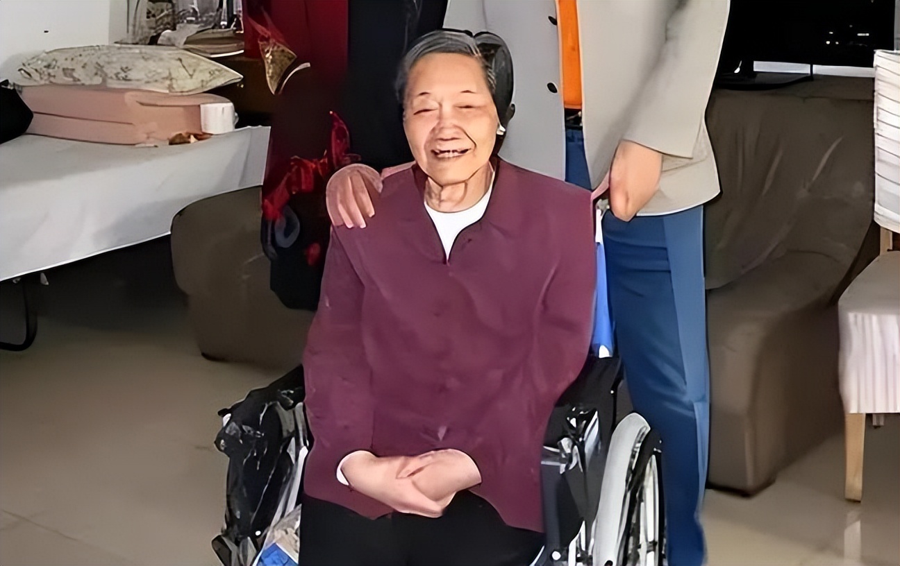 她是叶帅最后一任妻子,生下一双儿女,现年96岁,孙女是知名歌星