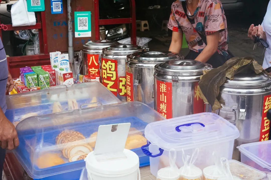 早餐烤乳猪，海鲜论盆卖？这座海岛小城舒坦得有点离谱了